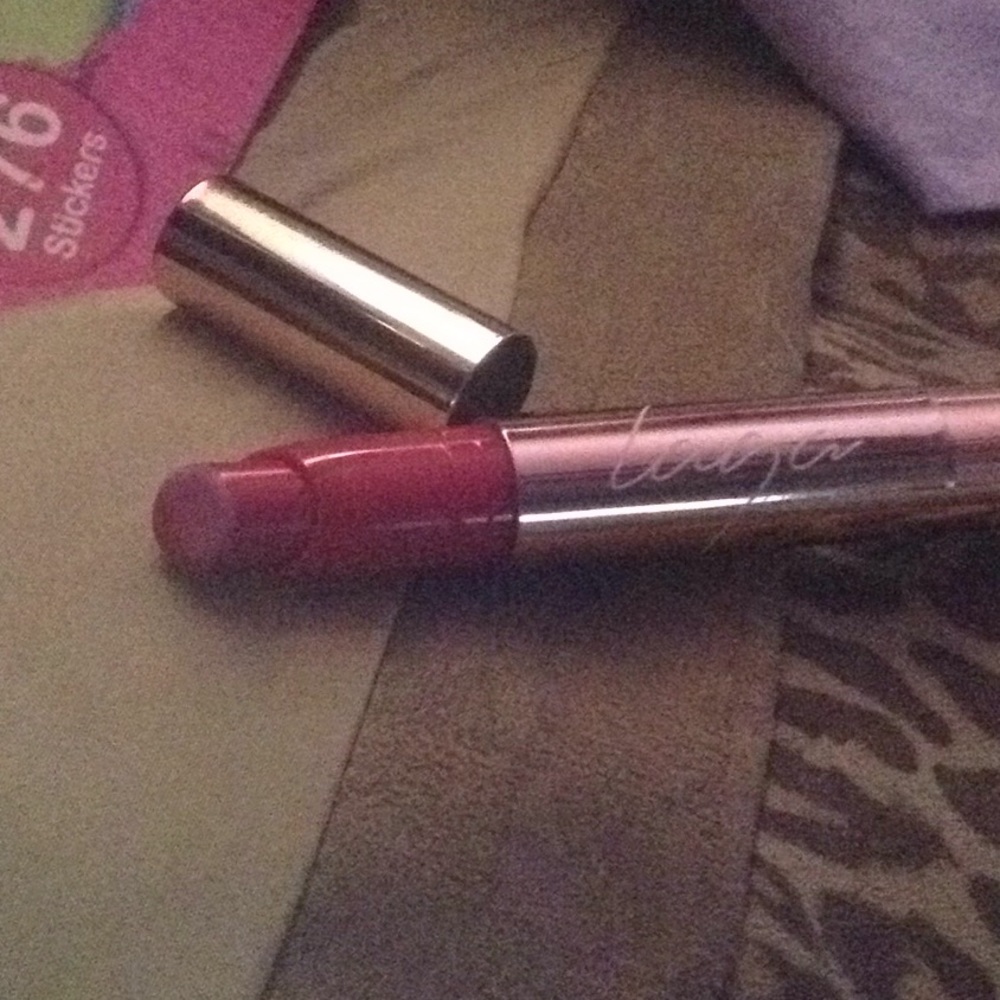 Laqa cloud lips